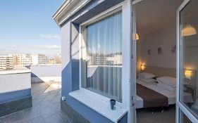 Blue Label Apart House